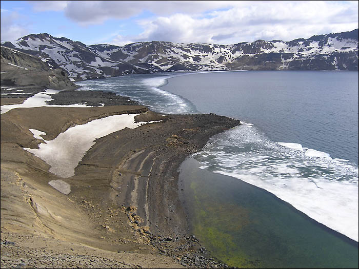 IcefloesatedgeofOskjuvatn.jpg