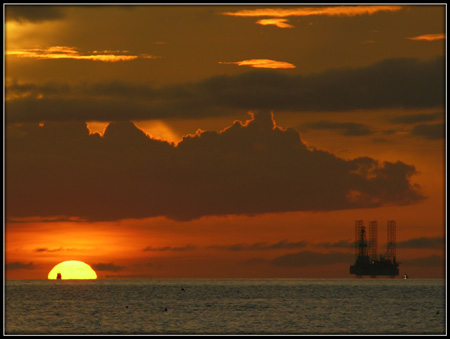 AP-Sunset-over-oil-rig.jpg