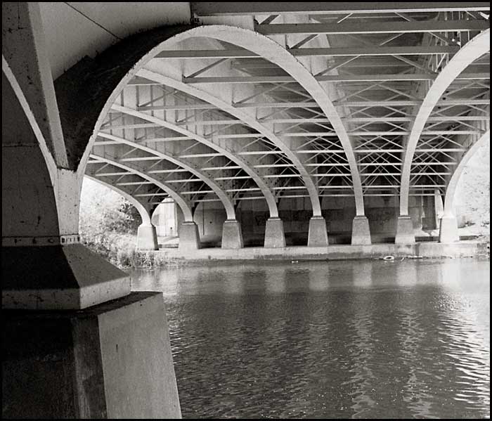 M4bridgeoverThames.jpg